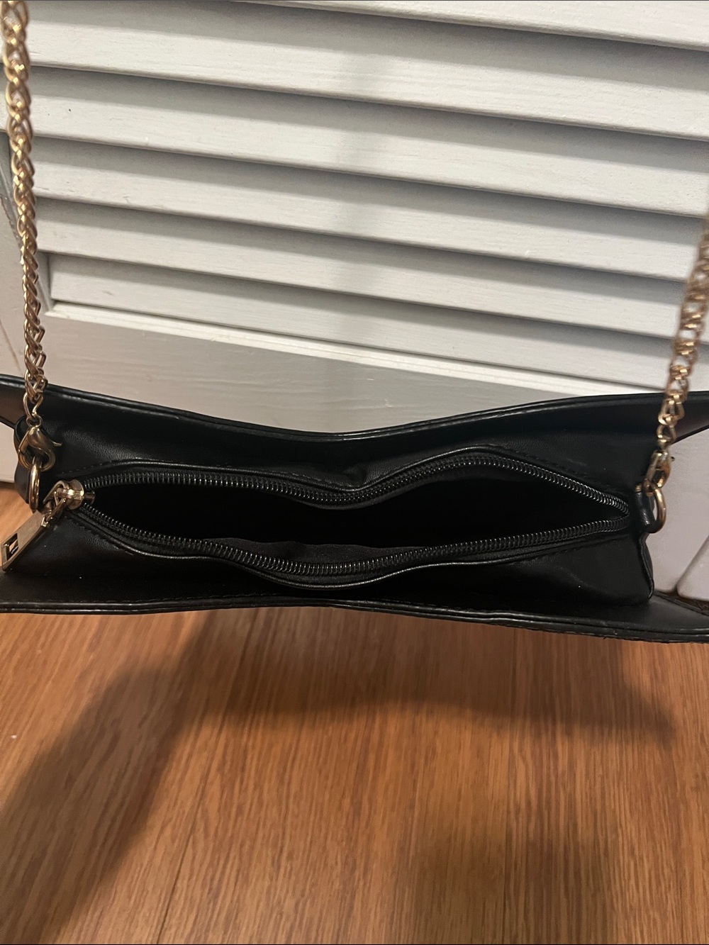 2490# Black Mask-Shaped Crossbody Bag with Gold Chain - Picture 7 of 11